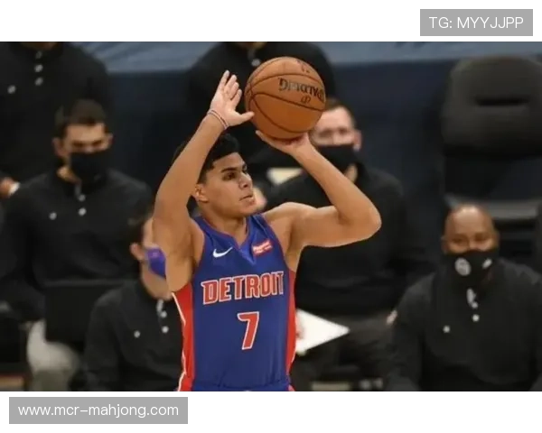 前主帅海斯公开批评球员能力平庸激化矛盾，加速其离任尼斯