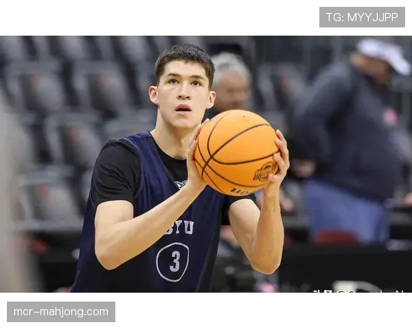 WNBA总裁凯西·恩格尔伯特在ESPN直播中公布选秀顺位